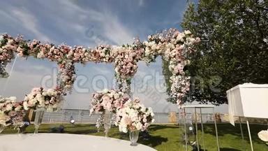 结婚典礼。 婚礼的地点装饰着许多鲜花，婚礼抚养费的地点